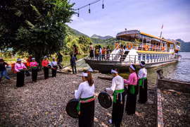 Tàu du lịch đưa du khách ghé thăm và trải nghiệm tại xóm Ké, xã Hiền Lương, Đà Bắc. (Ảnh: Trọng Đạt/TTXVN) 