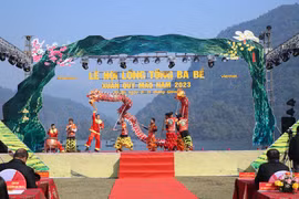 Các tiết mục ca nhạc đặc sắc được biểu diễn ở lễ hội. (Ảnh: Vũ Hoàng Giang/TTXVN)