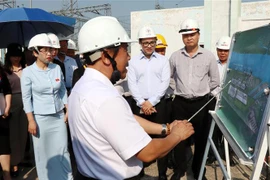 Phó Chủ nhiệm Ủy ban Tài chính, Ngân sách Quốc hội khóa XV Nguyễn Thị Phú Hà (thứ nhất từ trái sang) tham quan tổng quan Trung tâm điện lực Ô Môn-Cần Thơ. (Ảnh: Trung Kiên/TTXVN)