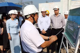 Phó Chủ nhiệm Ủy ban Tài chính, Ngân sách Quốc hội khóa XV Nguyễn Thị Phú Hà (thứ nhất từ trái sang) tham quan tổng quan Trung tâm điện lực Ô Môn-Cần Thơ. (Ảnh: Trung Kiên/TTXVN)
