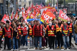 Người dân tham gia đình công tại Rennes, Pháp, ngày 18/10/2022. (Ảnh: AFP/TTXVN) 
