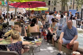 Lễ hội ẩm thực Ici Vietnam thu hút đông đảo thực khách đến thưởng thức. (Ảnh: Nguyễn Thu Hà/TTXVN) 