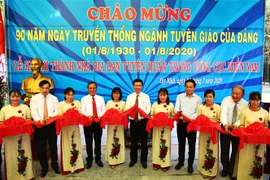 Các đại biểu cắt băng khánh thành công trình cải tạo, nâng cấp Nhà bia kỷ niệm nơi làm việc của Ban Tuyên huấn Trung ương Cục miền Nam. (Ảnh: Thanh Tân/TTXVN) 