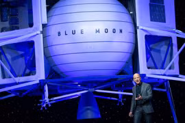 Tỷ phú Jeff Bezos giới thiệu tàu đổ bộ mặt trăng Blue Moon tại một sự kiện của Blue Origin ở Washington, DC, Mỹ, ngày 9/5/2019. (Ảnh: AFP/TTXVN) 