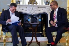 Ngoại trưởng Anh James Cleverly và Phó Chủ tịch Ủy ban châu Âu Maros Sefcovic tại cuộc gặp ở London. (Ảnh: Images Getty/TTXVN)