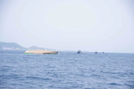 Hiện trường vụ chìm sà lan cách đảo Lý Sơn 4 hải lý. (Ảnh: TTXVN phát)