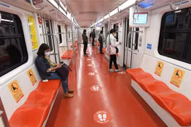 Người dân đeo khẩu trang và thực hiện giãn cách xã hội khi đi tàu điện ngầm ở Milan, Italy ngày 29/4/2020 trong bối cảnh dịch COVID-19 đang hoành hành. (Nguồn: THX/TTXVN) 