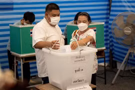 Cử tri Thái Lan bỏ phiếu tại một địa điểm bầu cử ở Bangkok, Thái Lan, ngày 7/5/2023. (Ảnh: AFP/TTXVN)