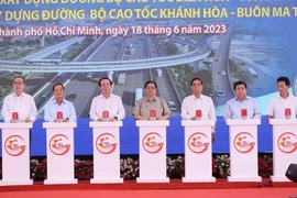 Thủ tướng Phạm Minh Chính và các đại biểu thực hiện nghi thức phát lệnh khởi công dự án. (Ảnh: Dương Giang/TTXVN)