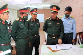 Đại tướng Phan Văn Giang kiểm tra công tác đào tạo, huấn luyện tại Học viện Lục quân. (Ảnh: Chu Quốc Hùng/TTXVN) 