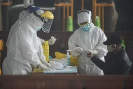 Nhân viên y tế xét nghiệm nhanh COVID-19 cho người dân tại Rawa Buntu, Nam Tangerang, Indonesia ngày 8/4/2020. (Nguồn: THX/TTXVN) 