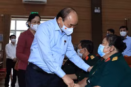 Chủ tịch nước Nguyễn Xuân Phúc đến thăm, tặng quà cho thương binh, bệnh binh tại Trung tâm nuôi dưỡng thương bệnh binh nặng và điều dưỡng người có công tỉnh Hà Nam, thuộc xã Liêm Cần, huyện Thanh Liêm, tỉnh Hà Nam. (Ảnh: Thống Nhất/TTXVN)