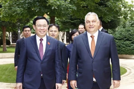 Thủ tướng Hungary Viktor Orbán đón Chủ tịch Quốc hội Vương Đình Huệ. (Ảnh: Doãn Tấn/TTXVN) 