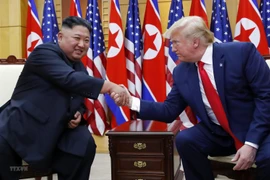 Tổng thống Mỹ Donald Trump (phải) và nhà lãnh đạo Triều Tiên Kim Jong-un (trái) trong cuộc gặp thượng đỉnh tại làng đình chiến Panmunjom, khu biên giới liên Triều ngày 30/6/2019. (Nguồn: THX/TTXVN) 