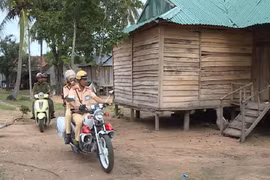 Công an huyện Kong Chro dùng loa di động, tuyên truyền đến từng hộ gia đình người dân tộc thiểu số về tác hại của việc uống rượu, bia khi tham gia giao thông. (Ảnh: Hồng Điệp/TTXVN)