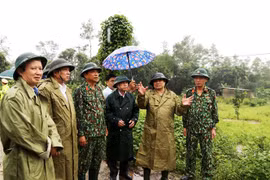 Ông Phạm Minh Chính và lãnh đạo tỉnh Thừa Thiên-Huế đi kiểm tra công tác ứng phó với thiên tai tại địa phương. (Nguồn: TTXVN phát) 