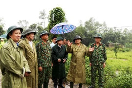 Ông Phạm Minh Chính và lãnh đạo tỉnh Thừa Thiên-Huế đi kiểm tra công tác ứng phó với thiên tai tại địa phương. (Nguồn: TTXVN phát) 