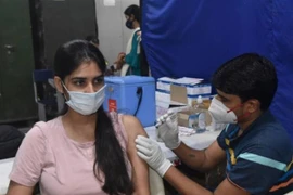 Nhân viên y tế tiêm vaccine ngừa COVID-19 cho người dân tại New Delhi, Ấn Độ ngày 9/9/2021. (Ảnh: Hindustan Times/TTXVN) 