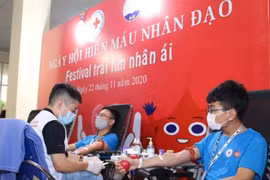 Các tình nguyện viên hiến máu tại ngày hội. (Ảnh: Thanh Tùng/TTXVN) 