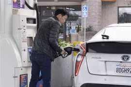 Bơm xăng cho phương tiện tại trạm xăng ở Millbrae, California (Mỹ) ngày 14/3/2023. (Ảnh: THX/TTXVN)