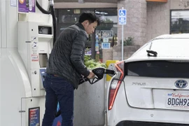 Bơm xăng cho phương tiện tại trạm xăng ở Millbrae, California (Mỹ) ngày 14/3/2023. (Ảnh: THX/TTXVN)