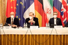 Đặc phái viên Liên minh châu Âu (EU) về điều phối các cuộc thảo luận khôi phục thỏa thuận hạt nhân Iran, ông Enrique Mora (thứ 2, trái) cùng Trưởng đoàn đàm phán hạt nhân Iran Ali Bagheri Kani (thứ 2, phải) tại vòng đàm phán mới ở Vienna, Áo ngày 9/12/202