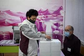 Cử tri bỏ phiếu vòng hai cuộc bầu cử Tổng thống tại điểm bầu cử ở Sofia, Bulgaria ngày 21/11/2021. (Ảnh: AFP/TTXVN) 