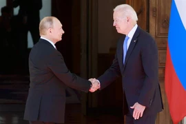 Tổng thống Nga Vladimir Putin (trái) trong cuộc gặp người đồng cấp Mỹ Joe Biden trước hội đàm tại Geneva (Thụy Sĩ), ngày 16/6/2021. (Ảnh: AFP/TTXVN) 
