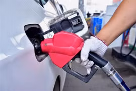 Nhân viên bơm xăng cho phương tiện tại một trạm xăng ở Hà Bắc, Trung Quốc ngày 28/6/2020. (Nguồn: THX/TTXVN) 