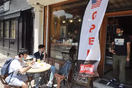 Người dân thưởng thức bữa ăn tại một nhà hàng ở New York, Mỹ, sau khi lệnh mở cửa trở lại bước vào giai đoạn mới, ngày 22/6/2020. (Nguồn: THX/TTXVN) 