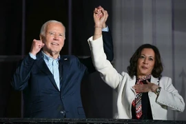 Phó Tổng thống Mỹ Kamala Harris (phải) và Tổng thống Joe Biden tại một sự kiện ở Nhà Trắng ngày 4/7/2024. (Ảnh: AP/TTXVN)