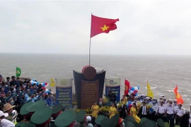 Lễ chào cờ hướng về biển, đảo thiêng liêng của Tổ quốc. (Ảnh: Xuân Triệu/TTXVN) 