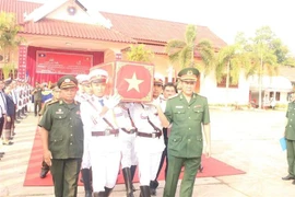Lễ tiễn đưa các anh hùng liệt sỹ Việt Nam hy sinh vì nền độc lập tự do của 2 nước. (Ảnh: TTXVN phát)