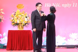 Bà Trương Thị Mai, Ủy viên Bộ Chính trị, Thường trực Ban Bí thư, Trưởng Ban Tổ chức Trung ương trao Huy hiệu 40 năm tuổi Đảng tặng Chủ tịch Quốc hội Vương Đình Huệ. (Ảnh: Nhan Sáng/TTXVN)