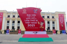 Ban tổ chức địa phương trang trí khánh tiết trong khuôn viên và trong Nhà văn hóa tỉnh và các tuyến đường chính trong thành phố quảng bá SEA GameS 31. (Ảnh: Đại Nghĩa/TTXVN) 