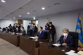 Tổng thống đắc cử Hàn Quốc Yoon Suk-yeol (thứ hai, phải) tại buổi giao ban với Hội đồng Tham mưu trưởng liên quân trong một boongke dưới mặt đất ở Yongsan, Seoul, khởi đầu nhiệm kỳ Tổng thống, ngày 10/5/2022. (Ảnh: YONHAP/TTXVN) 