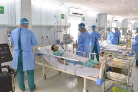 Diễn tập tình huống điều trị hồi sức cho các ca bệnh COVID-19 nặng tại Bệnh viện Dã chiến số 13 ở Thành phố Hồ Chí Minh. (Ảnh: Đinh Hằng/TTXVN)