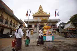 Người dân đeo khẩu trang phòng lây nhiễm COVID-19 tại Phnom Penh, Campuchia, ngày 14/4/2021. (Nguồn: THX/TTXVN) 