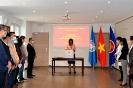 Đại sứ Lê Thị Tuyết Mai cùng các đại diện quyên góp giúp đỡ đồng bào các tỉnh miền Trung bị thiệt hại do mưa lũ. (Ảnh: Tố Uyên/TTXVN) 
