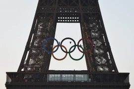 Biểu tượng Olympic được dựng trên tháp Eiffel ở thủ đô Paris, Pháp, ngày 7/6/2024. (Ảnh: THX/TTXVN)