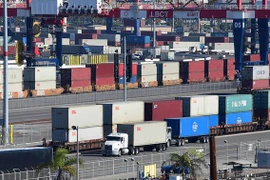 Container hàng hóa được xếp tại cảng Long Beach ở California, Mỹ. (Ảnh: AFP/TTXVN)