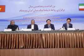 Chủ tịch Quốc hội Vương Đình Huệ trả lời các câu hỏi của đại biểu Iran. (Ảnh: Doãn Tấn/TTXVN)