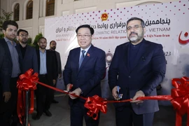 Chủ tịch Quốc hội Vương Đình Huệ và Bộ trưởng Văn hóa và Định hướng Hồi giáo Iran Mohammad Mehdi Esmaili cắt băng khai mạc. (Ảnh: Doãn Tấn/TTXVN)