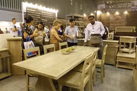 Khách quốc tế tham quan hội chợ VIFA-EXPO 2019.Việt Nam tiếp tục duy trì vị thế dẫn đầu về xuất khẩu đồ gỗ nội ngoại thất tại thị trường EU. (Nguồn: TTXVN) 