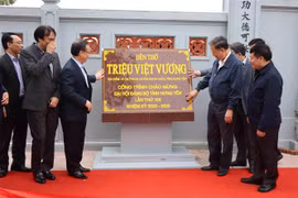 Các vị lãnh đạo gắn biển công trình Đền thờ Triệu Việt Vương chào mừng Đại hội Đảng bộ tỉnh Hưng Yên lần thứ XIX, nhiệm kỳ 2020-2025. (Ảnh: Đinh Tuấn/TTXVN) 