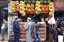 Một cửa hàng bán hoa quả tại Cairo, Ai Cập, ngày 11/1/2023. (Ảnh: THX/TTXVN)