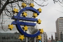 Biểu tượng của khu vực sử dụng đồng tiền chung châu Âu (Eurozone) ở Frankfurt, Đức. (Ảnh: THX/TTXVN)