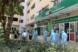 Lực lượng chức năng có mặt để xử lý phòng dịch tại chung cư Sunview Town (Phường Hiệp Bình Phước, Thành phố Thủ Đức). (Ảnh: Đinh Hằng/TTXVN) 