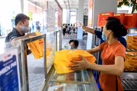 Người Hà Nội xếp hàng dài chờ mua bánh Trung Thu tại trường tiểu học