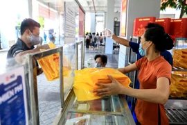 Người Hà Nội xếp hàng dài chờ mua bánh Trung Thu tại trường tiểu học